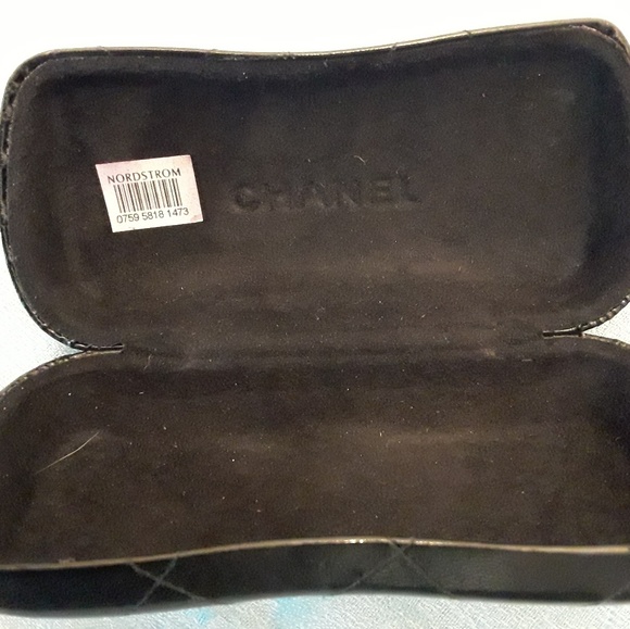 Authentic CHANEL leather case, pouch and box - Picture 2 of 6